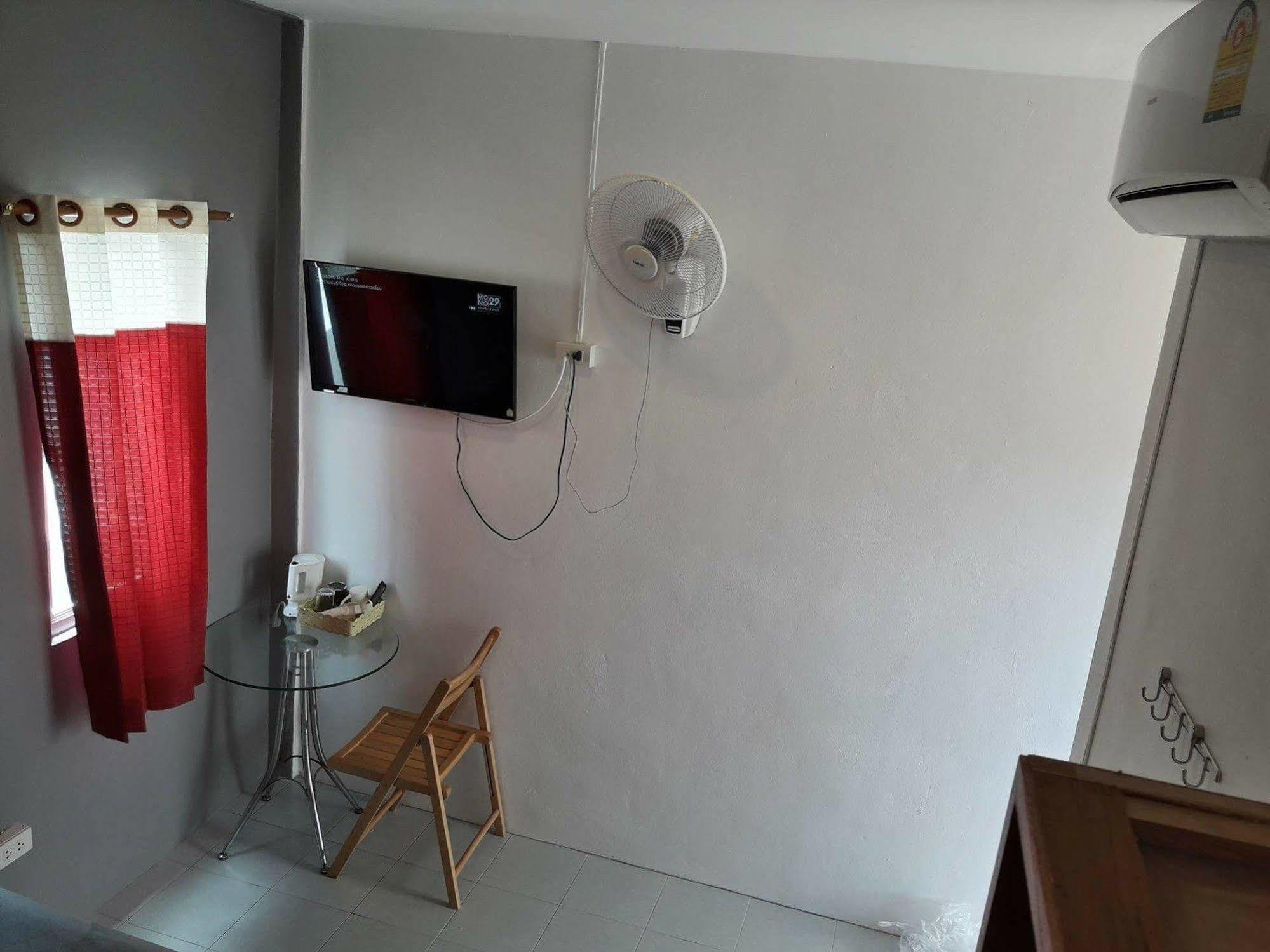 Hugs Guesthouse Koh Lanta Exterior photo